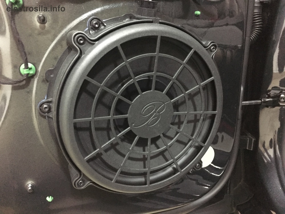 Штатный низкочастотный динамик аудиосистемы Burmester на Porsche Panamera
