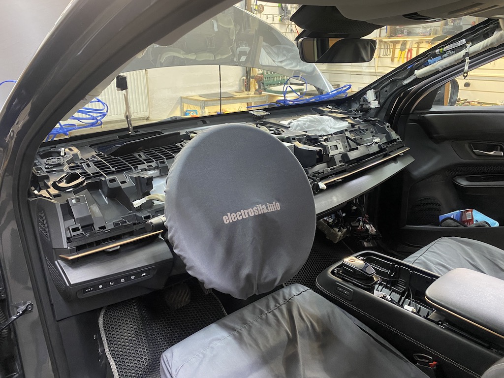 Nissan Ariya with new car audio and CarPlay on the standard monitor