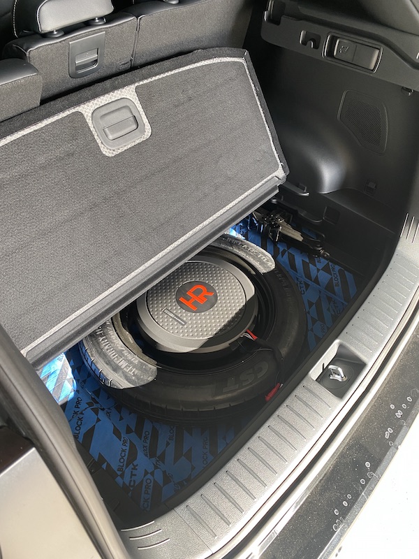 Сабвуфер у нішу запасного колеса Kia Sportage 2025