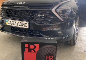 Сабвуфер в нишу запасного колеса Kia Sportage 2025