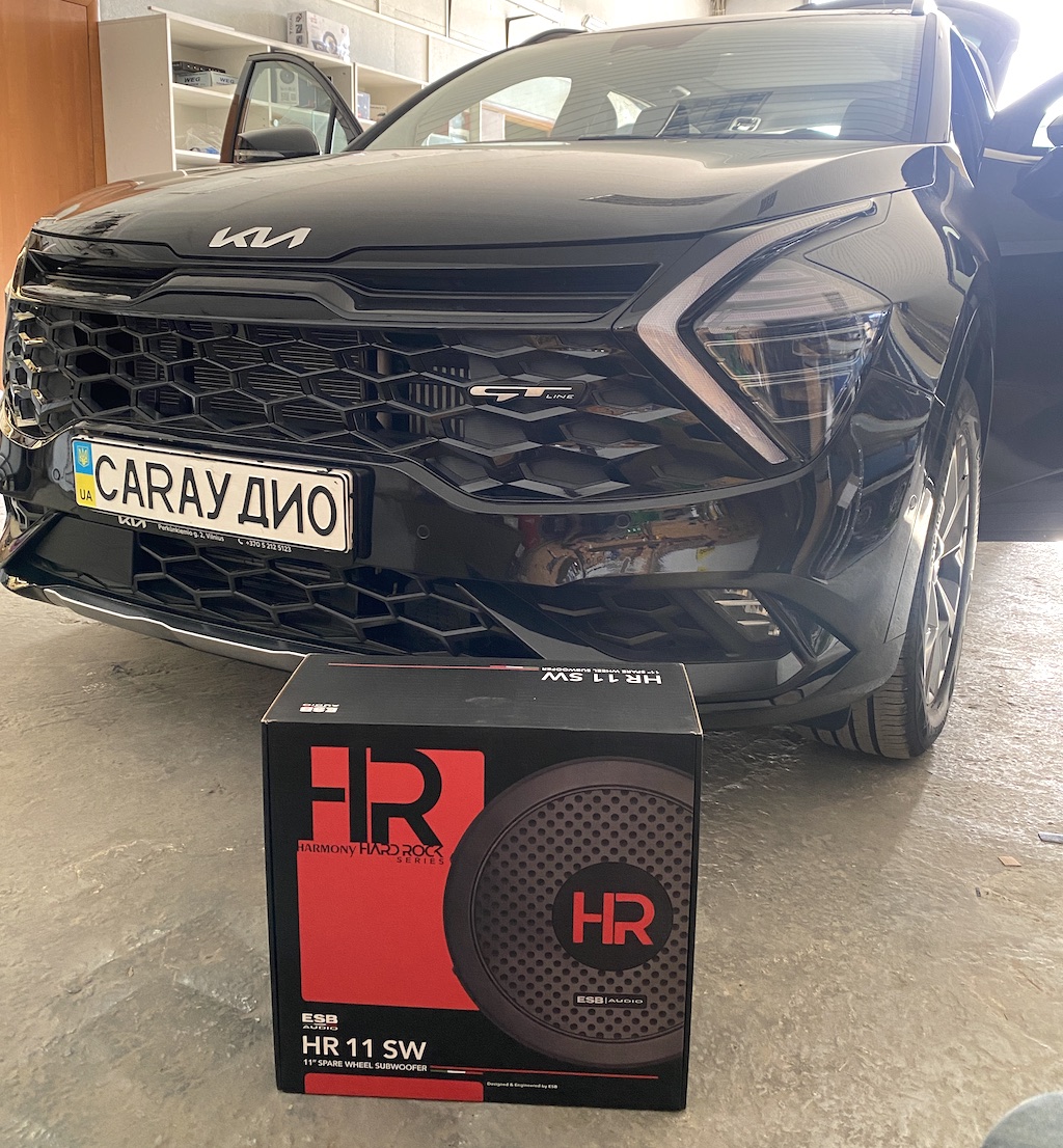 Сабвуфер в нишу запасного колеса Kia Sportage 2025