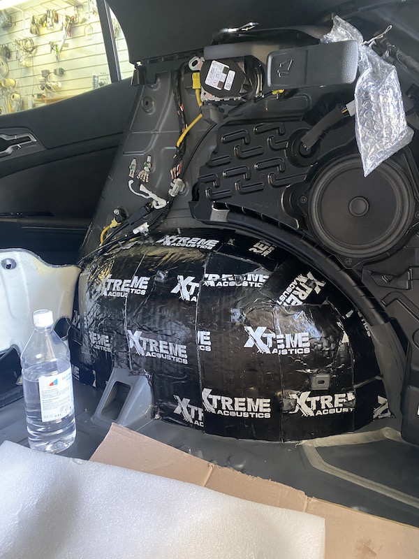 Сабвуфер у нішу запасного колеса Kia Sportage 2025