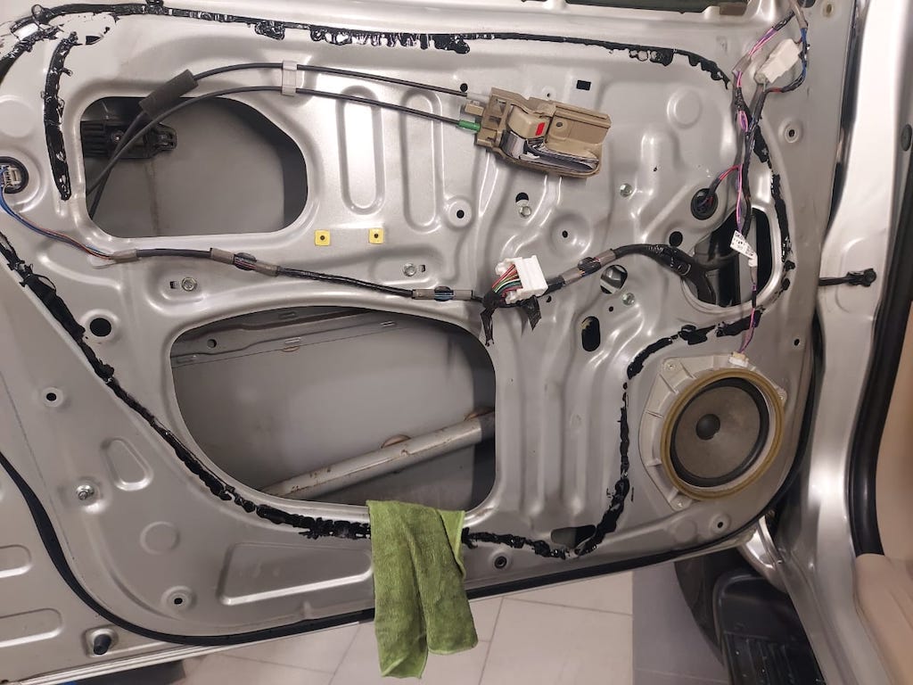 Шумоизоляция дверей Toyota Fortuner