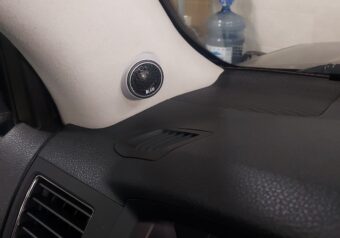 Кастомные подиумы для твитеров в Toyota Land Cruiser 200